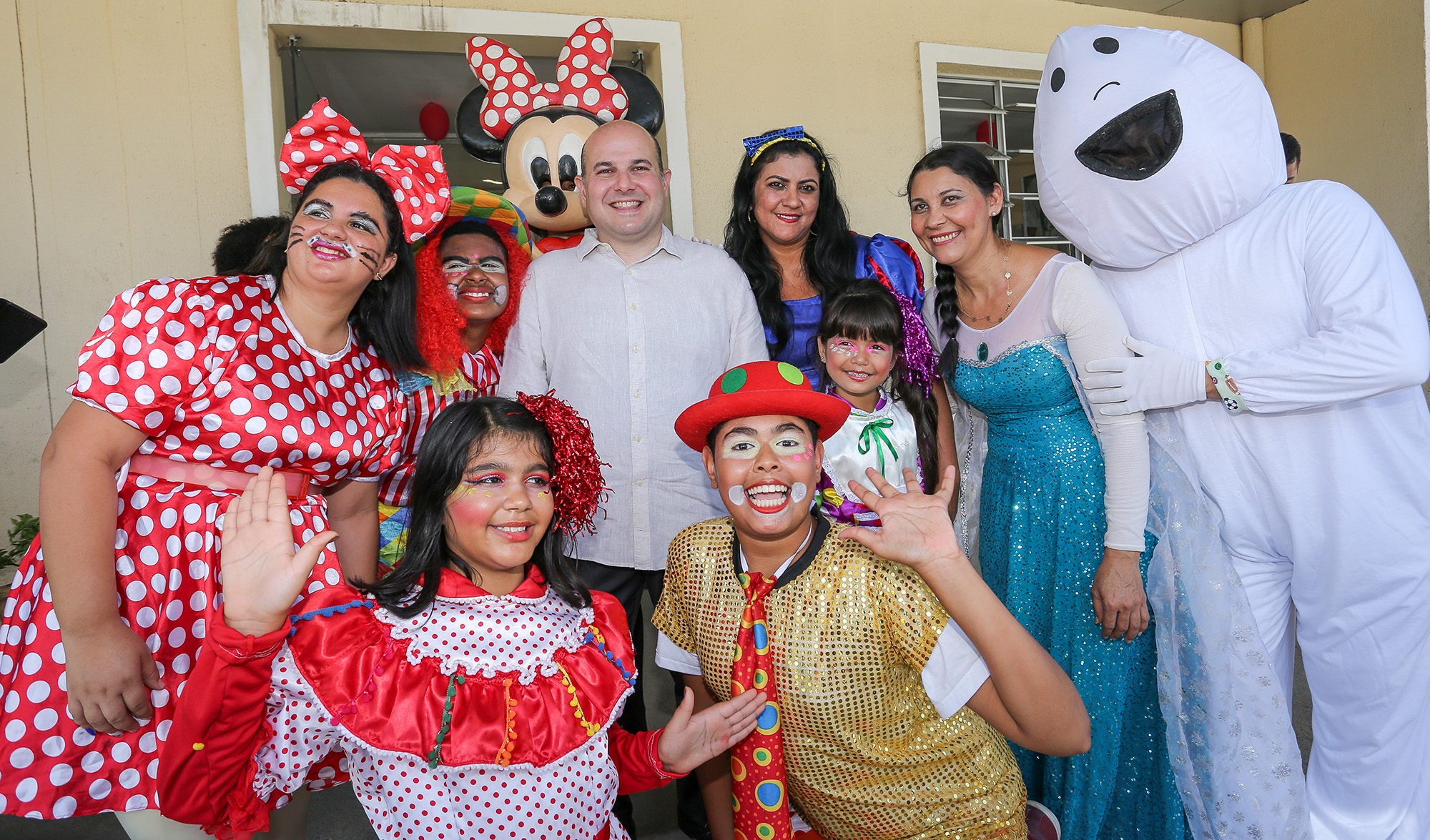 várias pessoa em pé posando para a foto